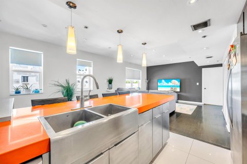 Condo in Miami Beach, Florida, 2 bedrooms № 2432292 - photo 10