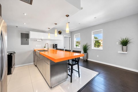 Condo in Miami Beach, Florida, 2 bedrooms № 2432292 - photo 6
