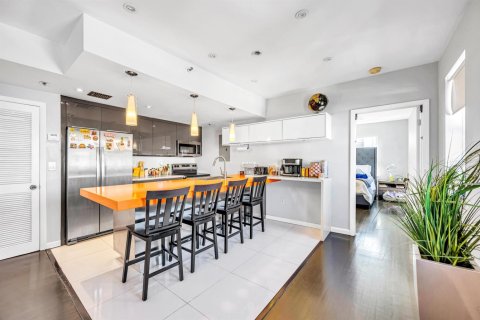 Condo in Miami Beach, Florida, 2 bedrooms № 2432292 - photo 9