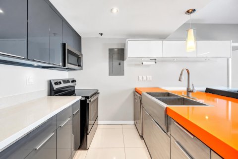 Condo in Miami Beach, Florida, 2 bedrooms № 2432292 - photo 7