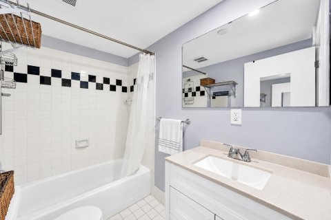 Condo in Miami Beach, Florida, 2 bedrooms № 2432292 - photo 17