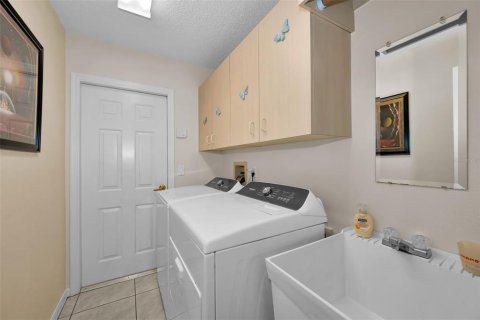 House in New Port Richey, Florida 4 bedrooms, 214.42 sq.m. № 2217543 - photo 23