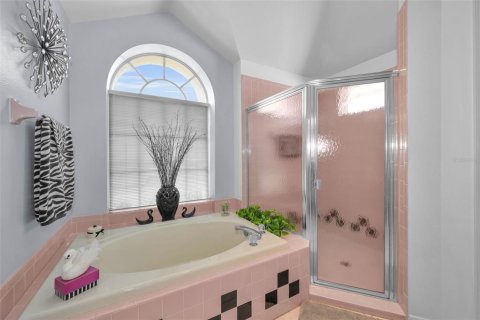House in New Port Richey, Florida 4 bedrooms, 214.42 sq.m. № 2217543 - photo 17