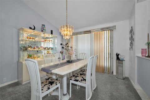 House in New Port Richey, Florida 4 bedrooms, 214.42 sq.m. № 2217543 - photo 8
