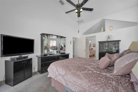 House in New Port Richey, Florida 4 bedrooms, 214.42 sq.m. № 2217543 - photo 15