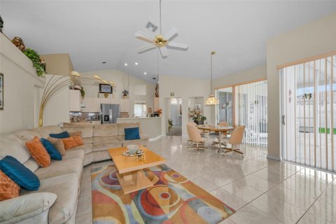 House in New Port Richey, Florida 4 bedrooms, 214.42 sq.m. № 2217543 - photo 13