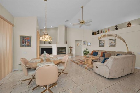 House in New Port Richey, Florida 4 bedrooms, 214.42 sq.m. № 2217543 - photo 11