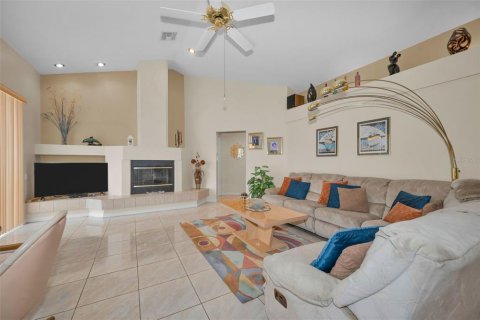 House in New Port Richey, Florida 4 bedrooms, 214.42 sq.m. № 2217543 - photo 12
