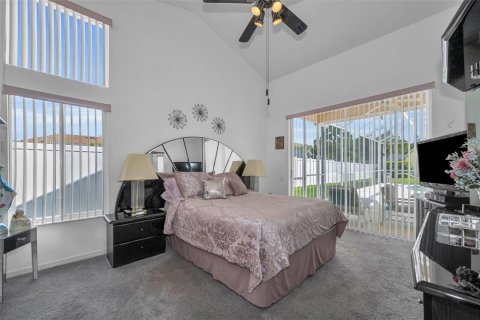 House in New Port Richey, Florida 4 bedrooms, 214.42 sq.m. № 2217543 - photo 4