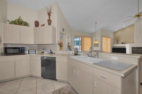 House in New Port Richey, Florida 4 bedrooms, 214.42 sq.m. № 2217543 - photo 9