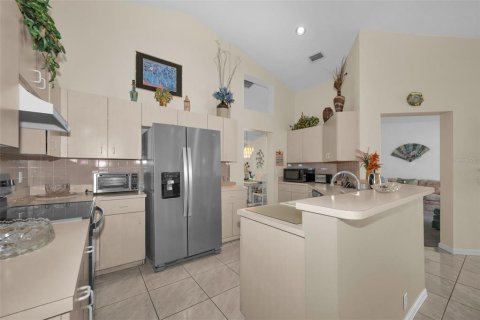 House in New Port Richey, Florida 4 bedrooms, 214.42 sq.m. № 2217543 - photo 3