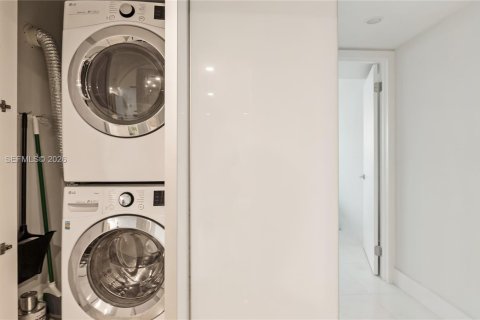 Condo in Miami, Florida, 2 bedrooms  № 2009624 - photo 25