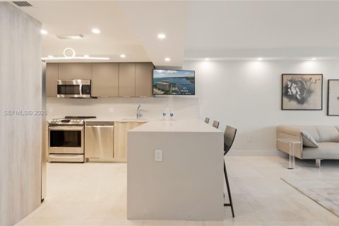 Condo in Miami, Florida, 2 bedrooms  № 2009624 - photo 13