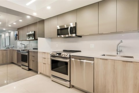 Condo in Miami, Florida, 2 bedrooms  № 2009624 - photo 14