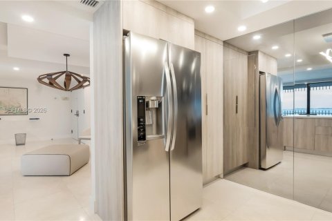 Condo in Miami, Florida, 2 bedrooms  № 2009624 - photo 15