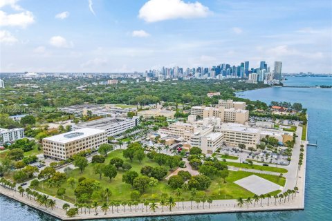 Condo in Miami, Florida, 2 bedrooms  № 2009624 - photo 2