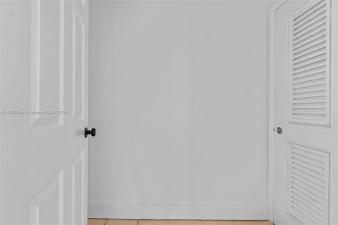 Купить виллу или дом в Ки-Бискейн, Флорида 3 спальни, 121.89м2, № 2022392 - фото 25