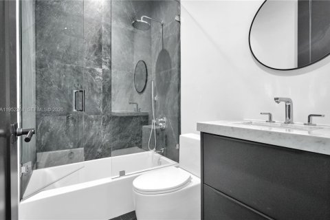 Villa ou maison à vendre à Miami, Floride: 5 chambres, 266.63 m2 № 2054885 - photo 28