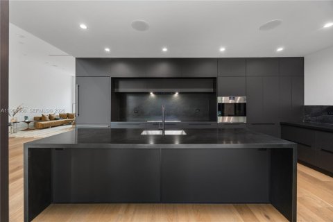 Villa ou maison à vendre à Miami, Floride: 5 chambres, 266.63 m2 № 2054885 - photo 13