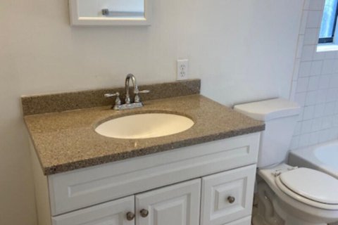 Townhouse in Palm Springs, Florida 2 bedrooms, 88.35 sq.m. № 996236 - photo 1