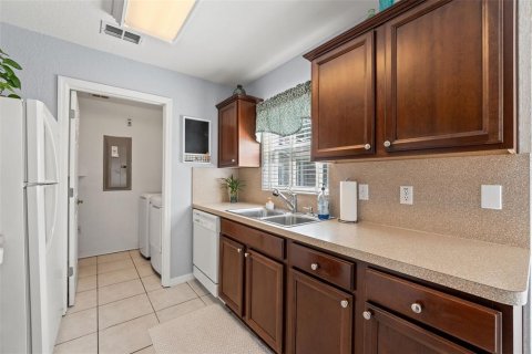 Condo in Weeki Wachee, Florida, 2 bedrooms  № 1853629 - photo 9