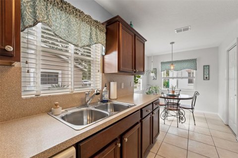 Condo in Weeki Wachee, Florida, 2 bedrooms  № 1853629 - photo 11