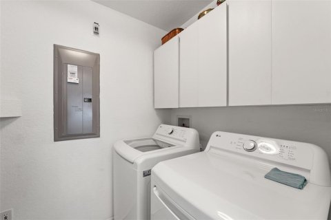 Condo in Weeki Wachee, Florida, 2 bedrooms  № 1853629 - photo 13