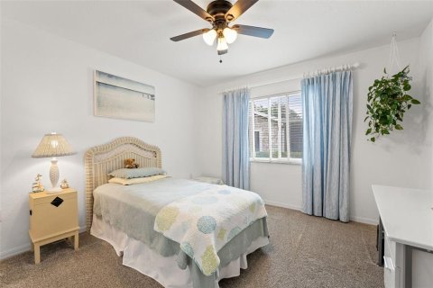 Condo in Weeki Wachee, Florida, 2 bedrooms  № 1853629 - photo 21