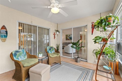 Condo in Weeki Wachee, Florida, 2 bedrooms  № 1853629 - photo 24