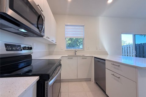 Снять в аренду таунхаус в Майами, Флорида 3 спальни, 137.77м2, № 2079612 - фото 19