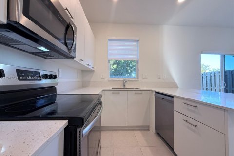 Снять в аренду таунхаус в Майами, Флорида 3 спальни, 137.77м2, № 2079612 - фото 18