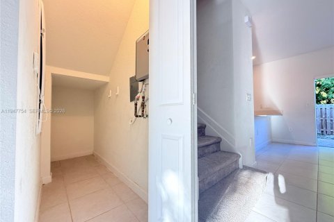 Снять в аренду таунхаус в Майами, Флорида 3 спальни, 137.77м2, № 2079612 - фото 23