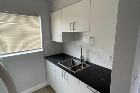 Condo in Miami, Florida, 1 bedroom  № 2004207 - photo 3