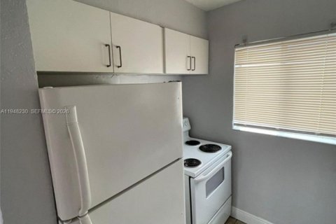 Condo in Miami, Florida, 1 bedroom  № 2004207 - photo 4