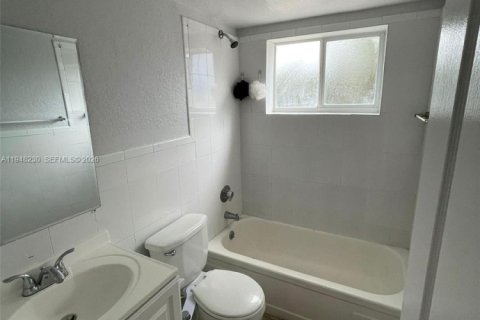 Condo in Miami, Florida, 1 bedroom  № 2004207 - photo 9