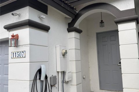 Casa en venta en Doral, Florida, 3 dormitorios, 157 m2 № 1993934 - foto 1