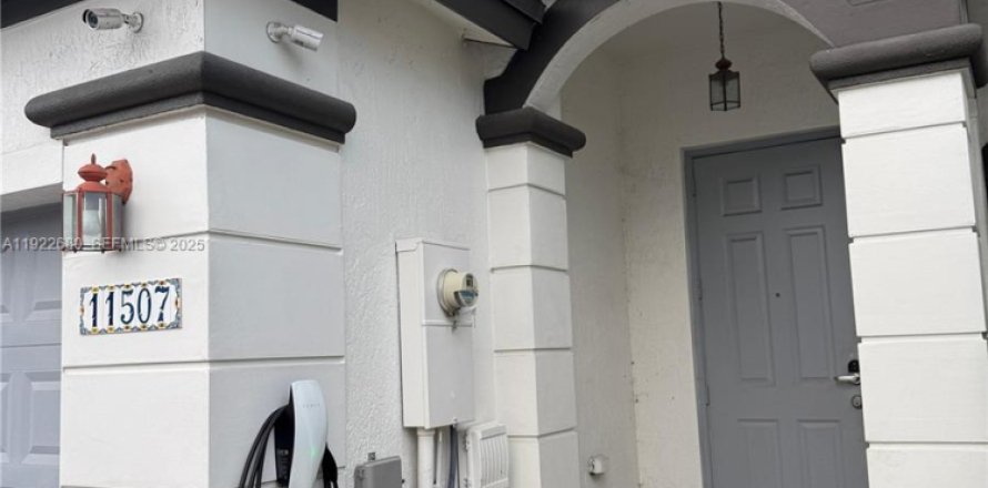 Casa en Doral, Florida 3 dormitorios, 157 m2 № 1993934