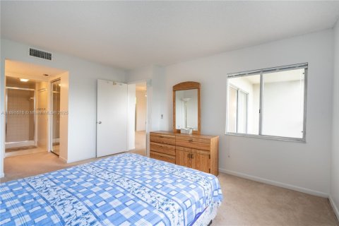 Condo in Pembroke Pines, Florida, 2 bedrooms  № 1944135 - photo 18