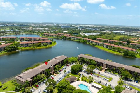 Condo in Pembroke Pines, Florida, 2 bedrooms  № 1944135 - photo 4