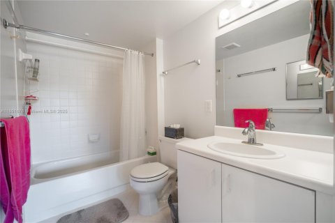 Condo in Pembroke Pines, Florida, 2 bedrooms  № 1944135 - photo 25
