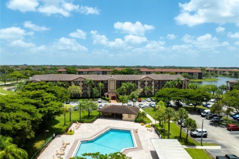 Condo in Pembroke Pines, Florida, 2 bedrooms  № 1944135 - photo 1