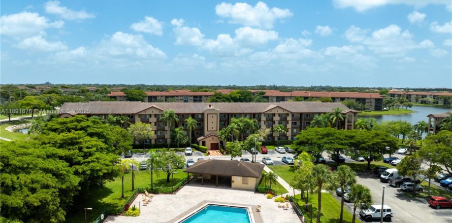 Condo in Pembroke Pines, Florida, 2 bedrooms № 1944135