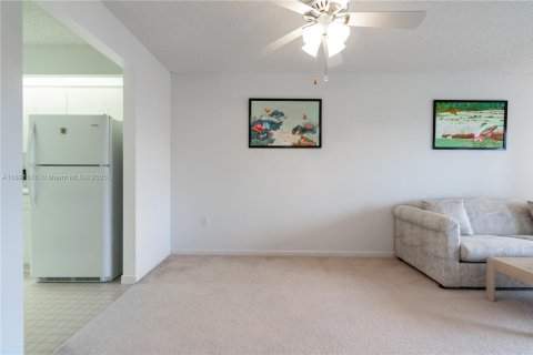 Condo in Pembroke Pines, Florida, 2 bedrooms  № 1944135 - photo 12
