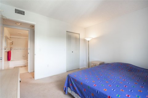 Condo in Pembroke Pines, Florida, 2 bedrooms  № 1944135 - photo 28