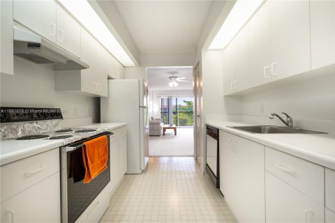 Condo in Pembroke Pines, Florida, 2 bedrooms  № 1944135 - photo 8