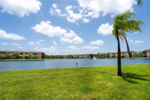 Condo in Pembroke Pines, Florida, 2 bedrooms  № 1944135 - photo 13