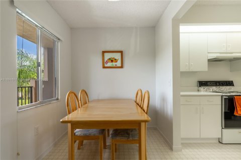 Condo in Pembroke Pines, Florida, 2 bedrooms  № 1944135 - photo 10