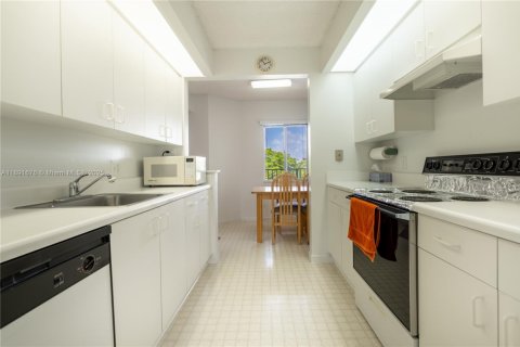 Condo in Pembroke Pines, Florida, 2 bedrooms  № 1944135 - photo 9