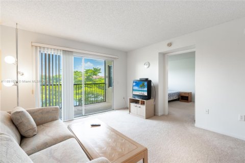 Condo in Pembroke Pines, Florida, 2 bedrooms  № 1944135 - photo 24