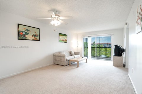 Condo in Pembroke Pines, Florida, 2 bedrooms  № 1944135 - photo 14